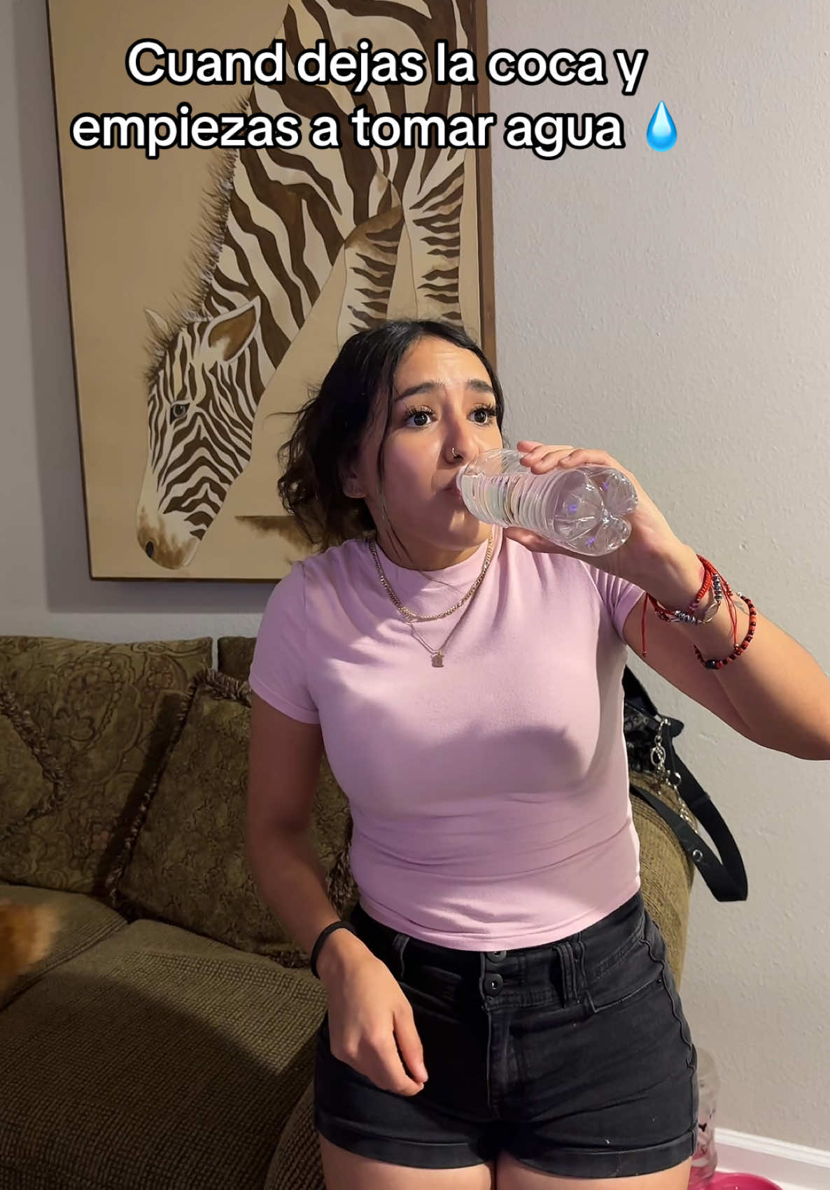 A post by @la_familia_alvarez_2 on TikTok caption: Hay Michelle.! Es por tu bien #jajaja #🤪 #🤣🤣🤣 #Tomar #Agua #EsSaludable #fyp #parati 