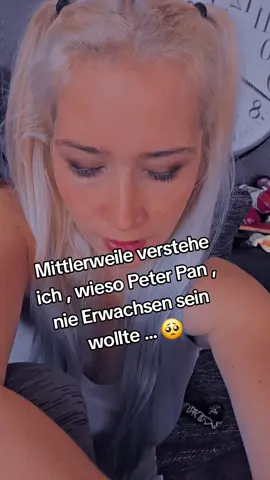 A post by @yasiileiin92 on TikTok caption: jaa , mittlerweile verstehe ich wieso er nie Erwachsen sein wollte 🥺 #peterpan #Disney #Erwachsen #Zitat #wahreworte #jack⚜️daniels🥃 #legendfamily🔱🤎 
