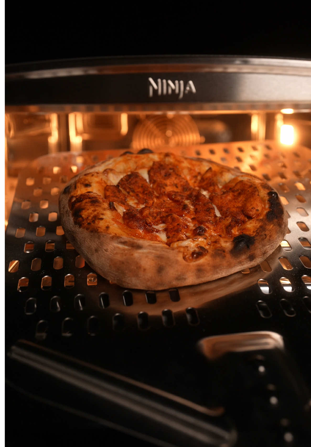 A post by @qistoh on TikTok caption: Pizza maison au poulet et sauce BBQ fumée, préparée avec le four Ninja Artisan 🍕 Une pâte croustillante, du poulet fondant, une sauce BBQ légèrement fumée et de la mozzarella fiore di latte 🧀 Une recette simple, rapide, et pleine de saveurs. Recette réalisée en collaboration avec @Ninja Kitchen France  #pizzaBBQ #recettemaison #ninjafoodi #pizzapoulet #bbqpizza #faitmaison #cuisinemaison