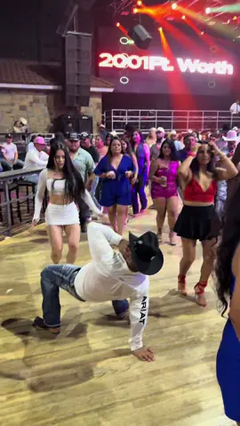 A post by @bailes_dfw on TikTok caption: Peluche y la matraca 😂 #fyp #huapango #escapade2001 #baile #Viral 