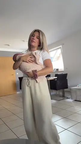 A post by @liiikeez on TikTok caption: MAMA VS PAPA ✨ #fy #viral #trend 