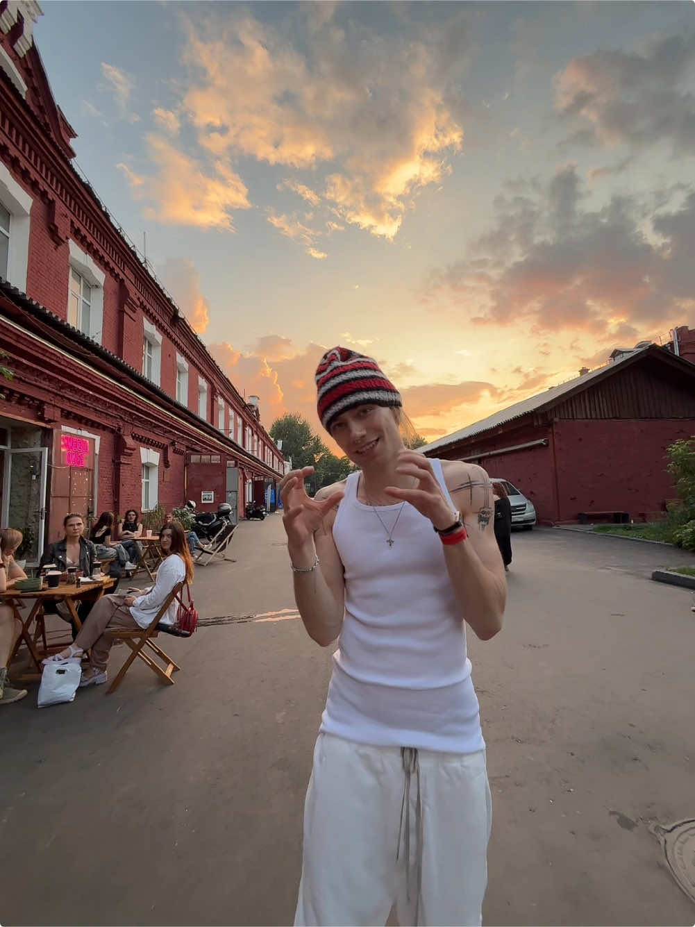 A post by @4unkeeei on TikTok caption: не рассказывай 😡