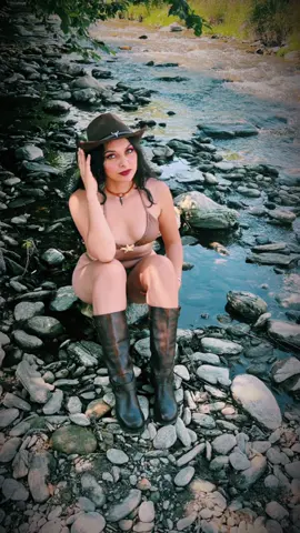 A post by @andreeateleras on TikTok caption: #💚💚💚 #🩷🩷🩷