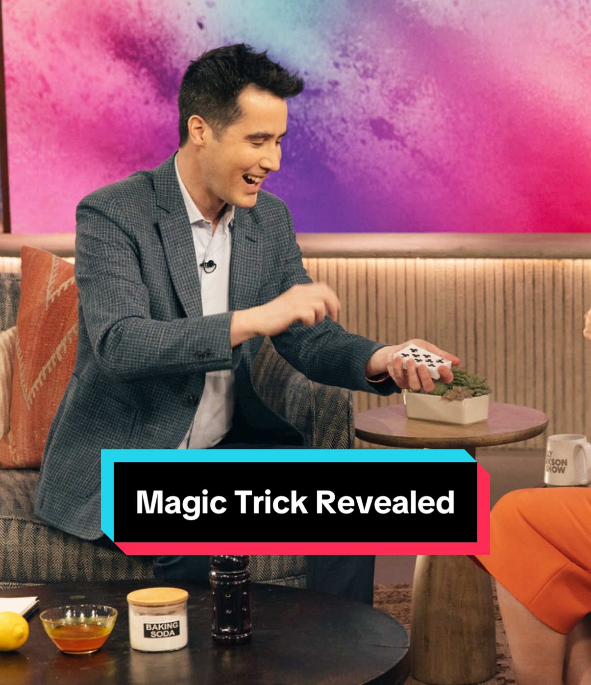 A post by @kellyclarksonshow on TikTok caption: FINALLY an answer to "How did he do that?!!" #Magic #KellyClarkson #DavidKwong