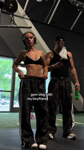 A post by @hopesgroo on TikTok caption: Quality time ya know #GymTok #gymvlog #gymcouple #gymcrush 