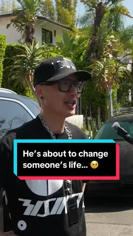 A post by @simonsquibb on TikTok caption: Click the link in my bio to see me and @Chris Do sit down and go through our 50 YEARS worth of business knowledge! 🙌🏼 #simonsquibb #dreams #business 