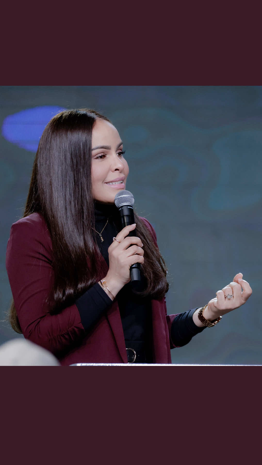 A post by @yeseniathenoficial on TikTok caption: DIOS TE DE FUERZAS HOY!!!🥺🥺  #yeseniathen #oracion #parati #dios #palabra 