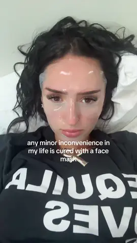 A post by @mayagoz on TikTok caption: W coping mechanism #Básicosparaelcuidadodelapiel 