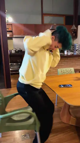 A post by @jooj on TikTok caption: acho que é a pior sensação de todas 😭 já aconteceu com vocês? 😂 #irmaosnatu