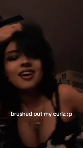 A post by @chiquitaolguita on TikTok caption: mwuah mwuah mwuah 💋 #piercings #tattoos #earstretching #gauges #alternative #rockera #curlyhair 