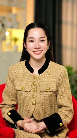 A post by @sora123ms on TikTok caption: SORA ဆီ✨Online Class✨တက်ဖို့စဉ်းစားနေတဲ့သူတွေအတွက် အထူးသတင်းကောင်း🥳🥳🥳🥳🥳👉အခုထပ်မှန်update လုပ်ပေးထားတဲ့Online Class သင်ခန်းစာတွေသည် ….. 👉အပြင်Classမှာသင်ပေးတဲ့ သင်ခန်းစာတွေအကုန်ပါမှာဖြစ်ပြီးတော့😱😱🔥🔥 👉သင်တန်းကြေးကလည်း အပြင်သင်တန်းကြေးရဲ့ထက်ဝက်😱😱သက်သာတဲ့အပြင်  ‼️‼️‼️အထူးPromotion ‼️‼️‼️တွေလည်း အမိုက်စား🔥🔥ထပ်လုပ်ပေးထားတာမို့လို့ 🥳🥳✨အိမ်မက်ကိုအမြန်အကောင်ထည်ဖော်ချင် တယ်ဆိုရင် ‼️‼️မှတ်ချက်‼️‼️ ဇွဲမရှိသူ/ကိုယ့်စိတ်ကိုမနိုင်သူ/ သင်ခန်းစာများသေချာတစ်စိုက်မတ်မတ်လိုက်မကြိုးစားနိုင်သူ/သင်တန်းညွန်ကြားချက်အတိုင်းလိုက်မလေ့ကျင့်နိုင်သူများ❌လုံးဝမတက်သင့်ပါရှင်❌ငွေအလကားရှုံးမှာဆိုးလိုပါ🙏🙏 အဲ့လိုမှမဟုတ်ဘူး အိမ်မက်ကိုအကောင်ထည်ဖော်ဖို့ 💪အပြတ်သတ်ကြိုးစားဖို့လုံးဝကိုအဆင်သင့်ဖြစ်နေပြီ🔥💪ဆိုရင်တော့SORA ဆီကို လက်မနှေးတမ်းအမြန်လာခဲ့ပါ 🏃‍♀️🏃‍♀️💨SORA ကနေစောင့်ကြိုနေပါမယ်ရှင်🙏🙏😘😘 #sora #Makeupsora 