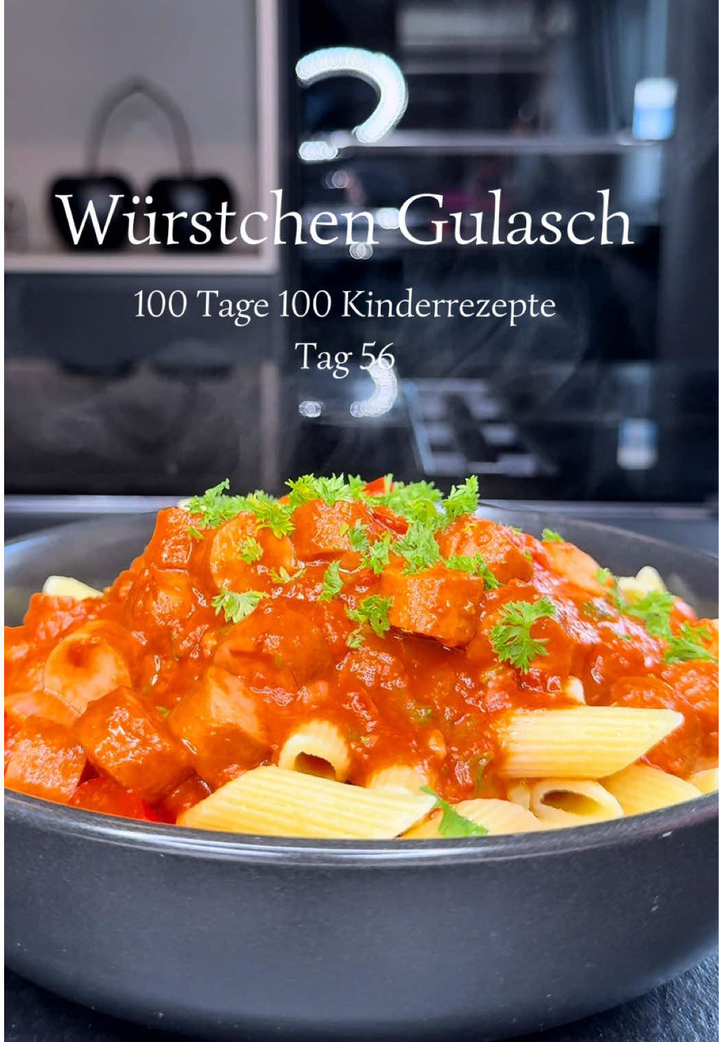 A post by @joeskochwelt on TikTok caption: Würstchen Gulasch 🍝 100 Tage 100 Kinderrezepte – Tag 56 Zutaten 4 Personen: ✳️500g Pasta ✳️6-8 Würstchen ✳️1 Zwiebel ✳️1 rote Paprika ✳️1 Knoblauchzehe ✳️2 EL Tomatenmark ✳️1,5 EL BBQ Sauce ✳️700g Tomaten Passata ✳️250ml Rinderbrühe ✳️100ml Kochsahne 7% ✳️Salz, Pfeffer, Paprikapulver #würstchengulasch #kinderrezepte #pasta #viral #germany #foodporn #foodblogger #foodphotography #foodpic #foodie #foodblog #fyp #foryoupage #foodtiktok #mittagessen #Abendessen #schnellerezepte #gesunderezepte #lecker #leckerrezepte #mealprep #kochenmitkind #waskocheichheute #familienrezepte #kochideen #kochenmitkind #familienrezepte #foodtok #fürdich #fürdichpage #fürdichseiteシ #fürdichseiteviral