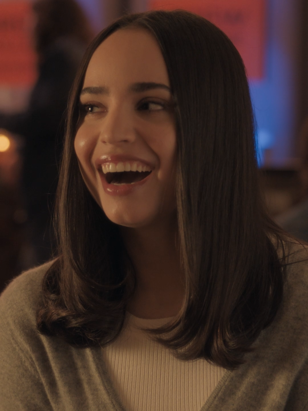 A post by @netflixfr on TikTok caption: pétition pour que Sofia Carson se lance dans le booktok 📚 MY OXFORD YEAR, le 1er août #myoxfordyear #sofiacarson #coreymylchreest #BookTok #netflix #onregardequoi