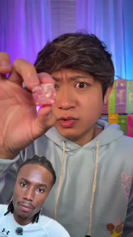 A post by @eatwithabdoul on TikTok caption: Je teste des bonbons en papier 🍬🗒️ #fyp #teste #candy #paper #videoviral 