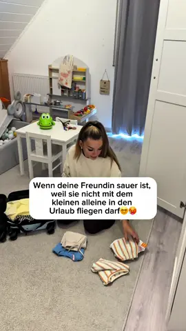 A post by @manja_faiez on TikTok caption: Wie würdet ihr reagieren?🤣🥵#fyp #foryouupage ##typischfrau #typischmann #nomobbing #justtfgorfun#couplecomedy #funnyvideos#fypシ #fypage #fürdich #goviral #viralvideo #viraltiktok#nehmtesmithumor
