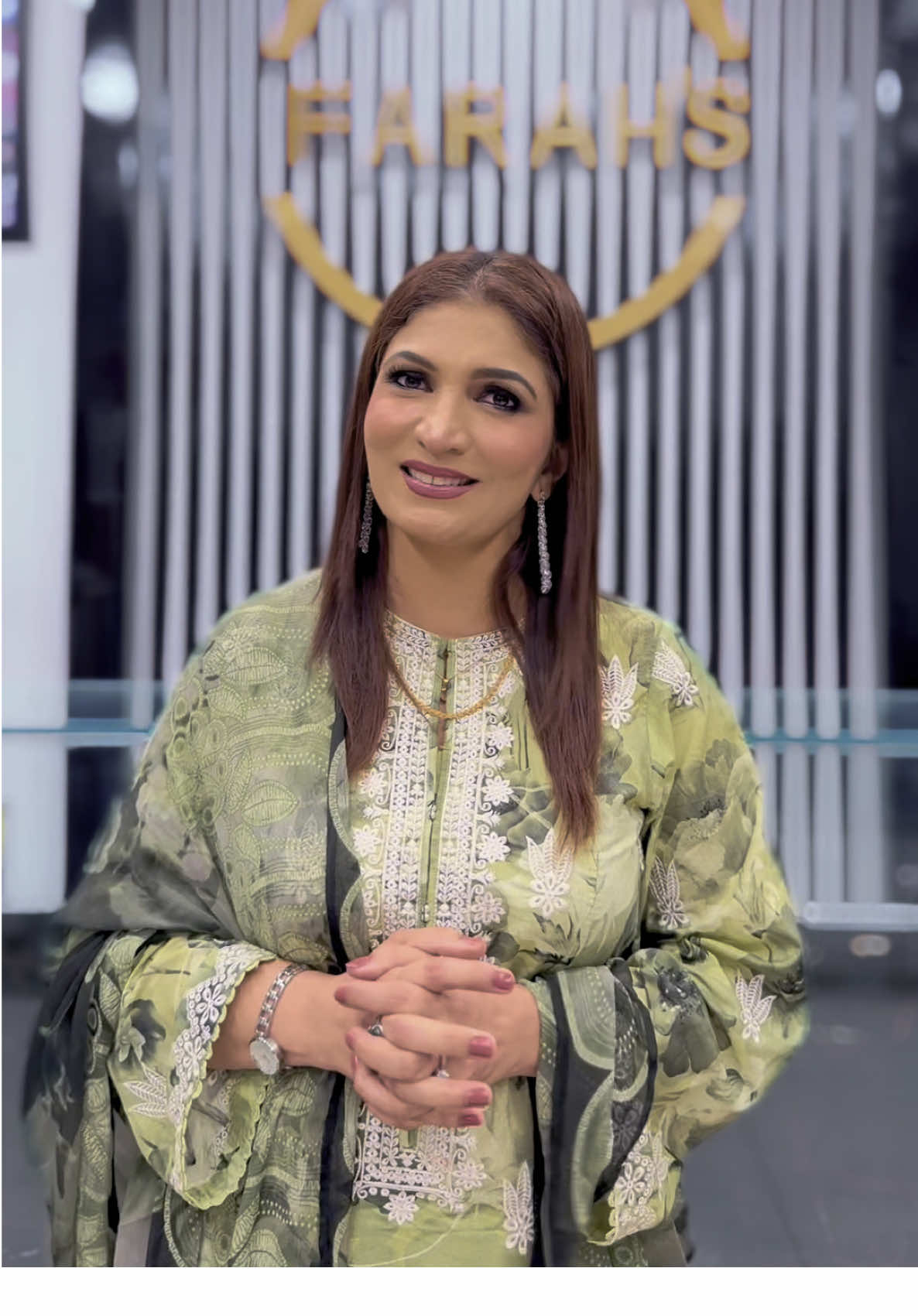 A post by @farahbeautysaloon on TikTok caption: Farah Salon Bumper Discount Deal Only 15 Days 🫶❤️#bumperdeal #makeupclass #farahsalon #makeup #makeupartist #flypシ #makeupclassstudentwork #trending #viralvideo #megadeal #tiktokpakistan 