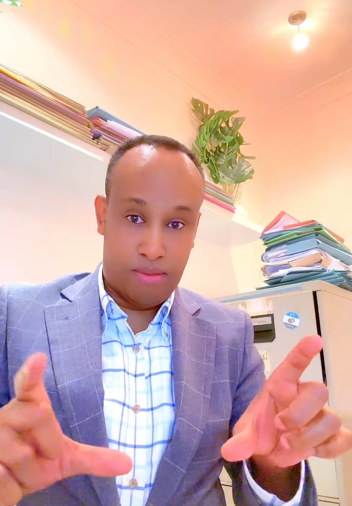 A post by @lawyermohamed35 on TikTok caption: #somalitiktok12 #somaliland #somalitiktok #somaligirls #somal #somalikenyan🇸🇴🇰🇪🔥👸 #hargeisa #jigjiga #somaligirl #somaliarmy #jigjiga_somali_galbeed #somaliethiopian #somaliethiopian #puntlander🇸🇱 #somaliatiktok #somaliatiktok #somalia #somaliuk #somalibridal #isliinairobi #somaliwayn🇸🇴🇸🇴🇸🇴 #mogadishu 