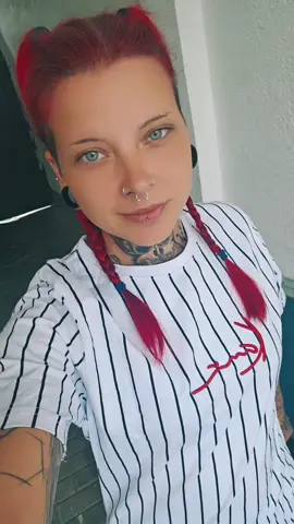 A post by @steff_fanny_dr3 on TikTok caption: #teamcrazychaos #farbeunterdiehaut #wirsindnichtnackt #eisblau #blueeyes 