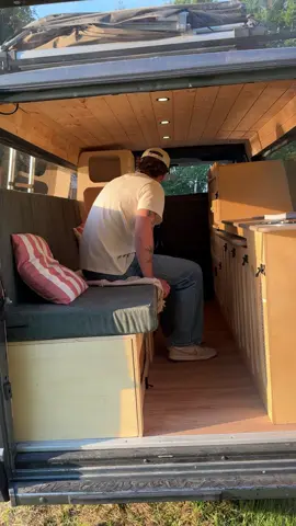 A post by @hugoproofficiel on TikTok caption: Une invention. @MeublaVan 