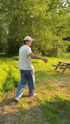 A post by @hugoproofficiel on TikTok caption: Il restait le frigo pour les defunts 🫣 @MeublaVan 