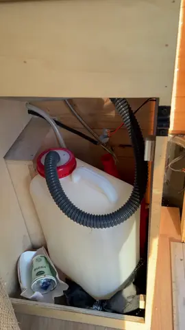 A post by @hugoproofficiel on TikTok caption: L'eau dans un van comment ca fonctionne
