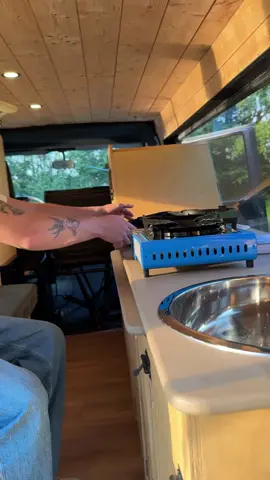 A post by @hugoproofficiel on TikTok caption: Pas d'installation gaz ni de panneau solaire ! @MeublaVan 