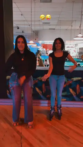 A post by @i_am_tereza_ on TikTok caption: Ando patinando 🛼 en tu mente, sin pagar renta 🤣🤣🤣  #fyp #solopararisas #iamtereza #agradecida #serfeliz #grateful #gozala #livelife #rielloraqueacadaquienlellegasuhora #lealtad #family #noviademihijo @Sol☀️ 