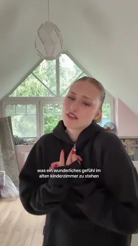 A post by @yanaclare on TikTok caption: das ist so komisch, gerade weil die hälfte meiner sachen noch hier sind😭