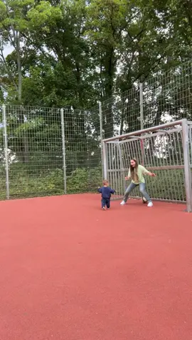 A post by @jindaouis on TikTok caption: TOOOOOR ⚽️❤️