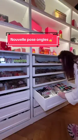 A post by @poopiblh on TikTok caption: Réponse à @MyLeNe Ma nouvelle pose d’ongles 💅 avec des capsules américaine et technique pour un effet Crystal clear #nails #ongle #vernis #technique #beauty #nailart 