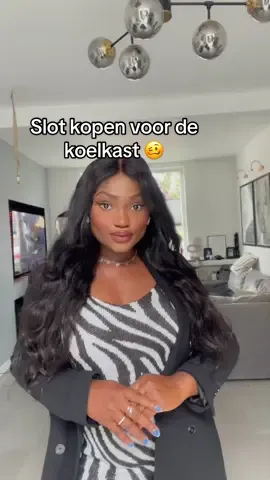 A post by @mjmeijers on TikTok caption: Slot kopen voor de koelkast 🥴 #gierig #voor #eten #voorjou #voorjoupagina #voorjoupage #voorjullie #fyp #fypviralシ #fypviraltiktok🖤シ゚☆♡ #fypvirall #story #storytime #verhaal 