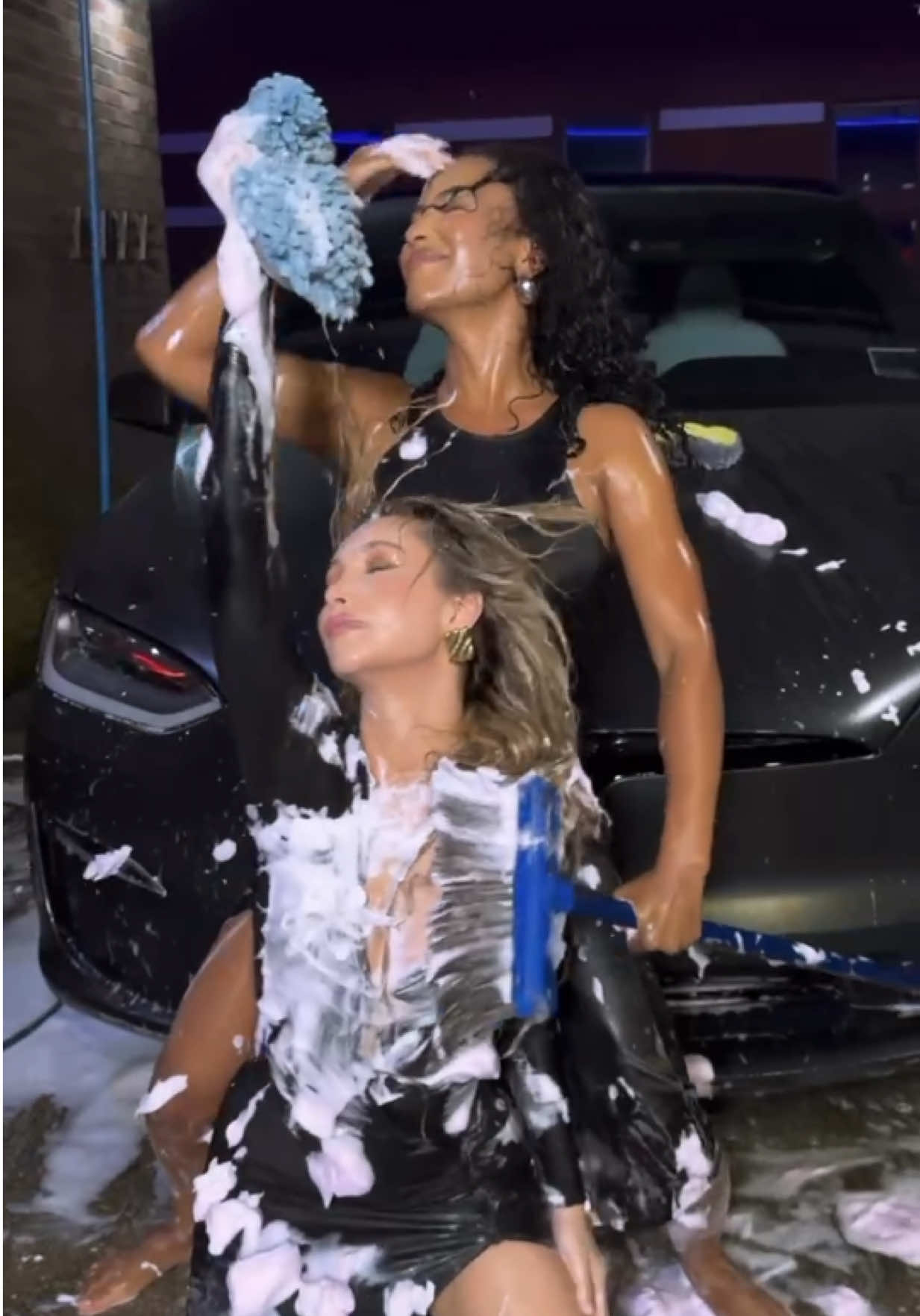 A post by @latoyabruh on TikTok caption: the friendship is giving “so i had a thought at 12:47am…”🧽🫧😮‍💨 #fyp #carwashing #exolorepage #carwashtiktok #foryoupage #summer #trend 