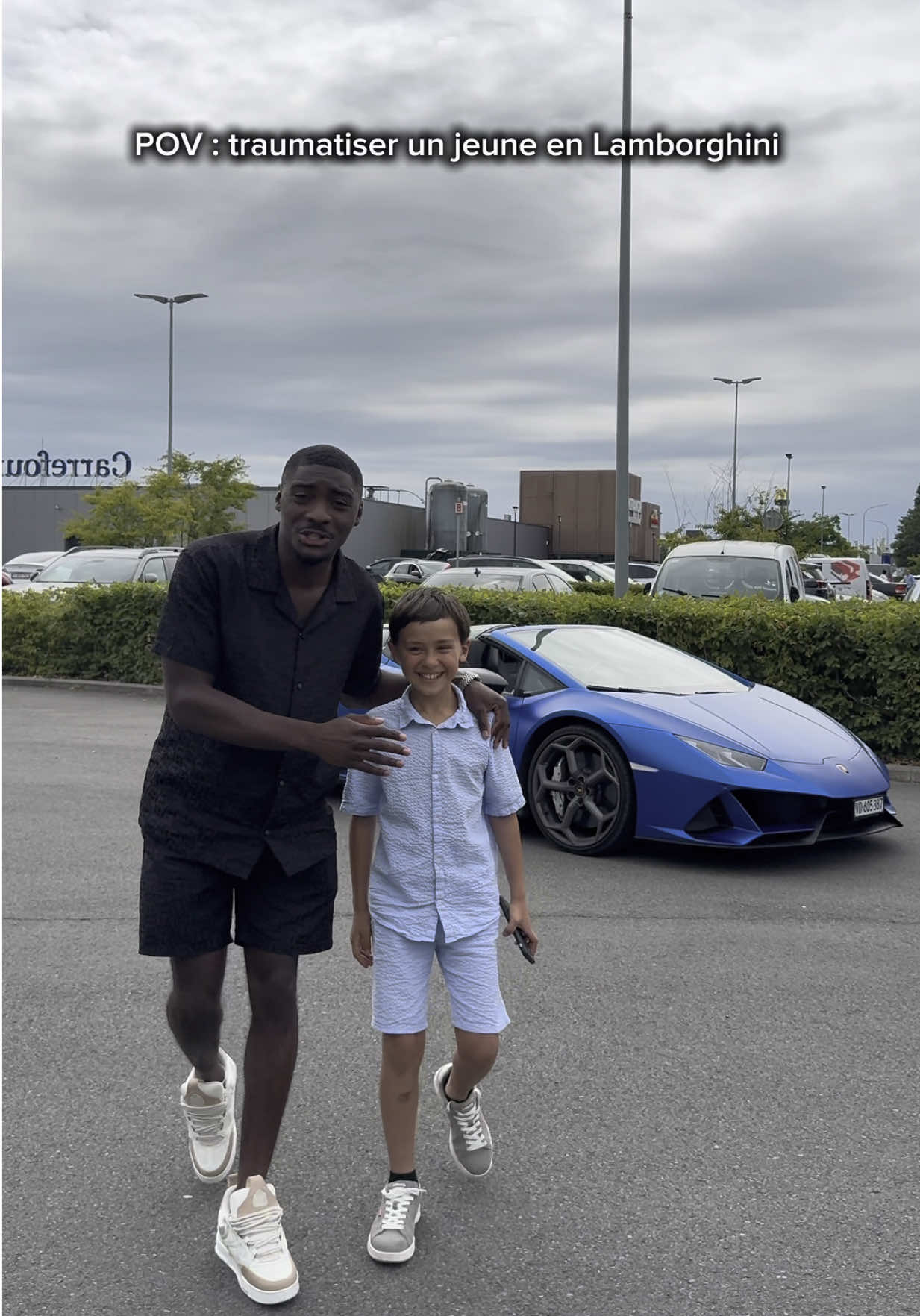 A post by @moses_carss on TikTok caption: On réalise son rêve 