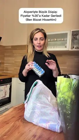A post by @tuelay006 on TikTok caption: Almanya’daki market indirimleri sonunda gerçekten hissedilmeye başladı! 🛒 Sepet dolusu alışveriş yaptım ve farkı gerçekten hissettim. Sizce bu fiyat bu ürünlere göre nasıl yorumlara bekliyorum ! Bu içerik reklam işbirliği içermemektedir. Kendi deneyimimi ve kişisel görüşümü paylaşmaktayım. Dieser Beitrag enthält keine Kooperation.  #Almanya #MarketFiyatları #Enflasyon #indirim #almanyadakitürkler #ürünler #alışveriş #almanyadayaşam #lidl #aldi #rewe #edeka #kaufland #penny #netto