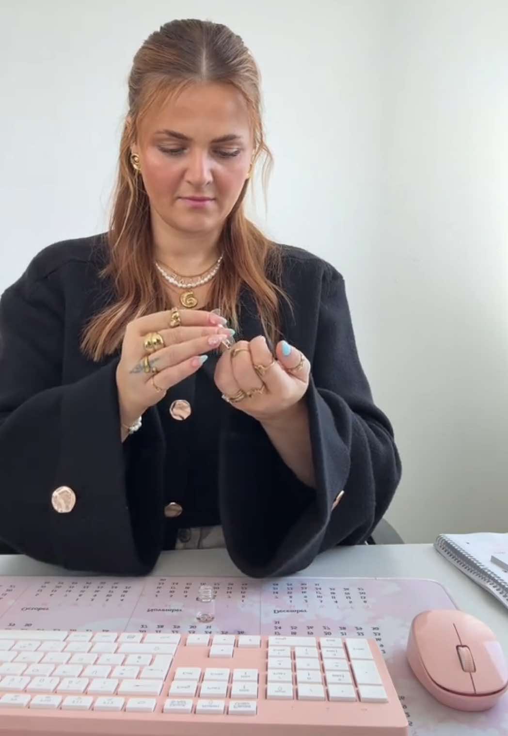 A post by @yujolie on TikTok caption: Brauche neues nagelöl😭 #work #officejob #9to5 
