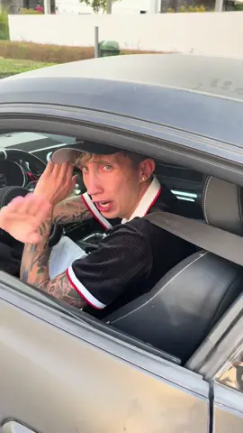 A post by @chusiitoo on TikTok caption: La recogí después 🤓