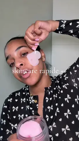 A post by @yanissasurtiktok on TikTok caption: J’ai pas la foi de faire 15 étapes tous les soirs… mais j’ai pas envie d’être éclatée non plus. Voilà pourquoi The Porefect Pad de @Yepoda sont dans entrés ma vie maintenant. Une seule étape, un vrai glow. #Yepoda #ThePorefectPad #glasskin