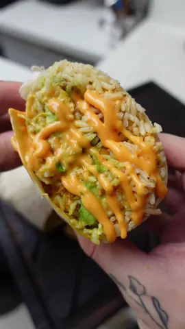 A post by @seizemay on TikTok caption: Burrito Avocat Poulet ! 🍗🥑 #burrito #poulet #avocat 