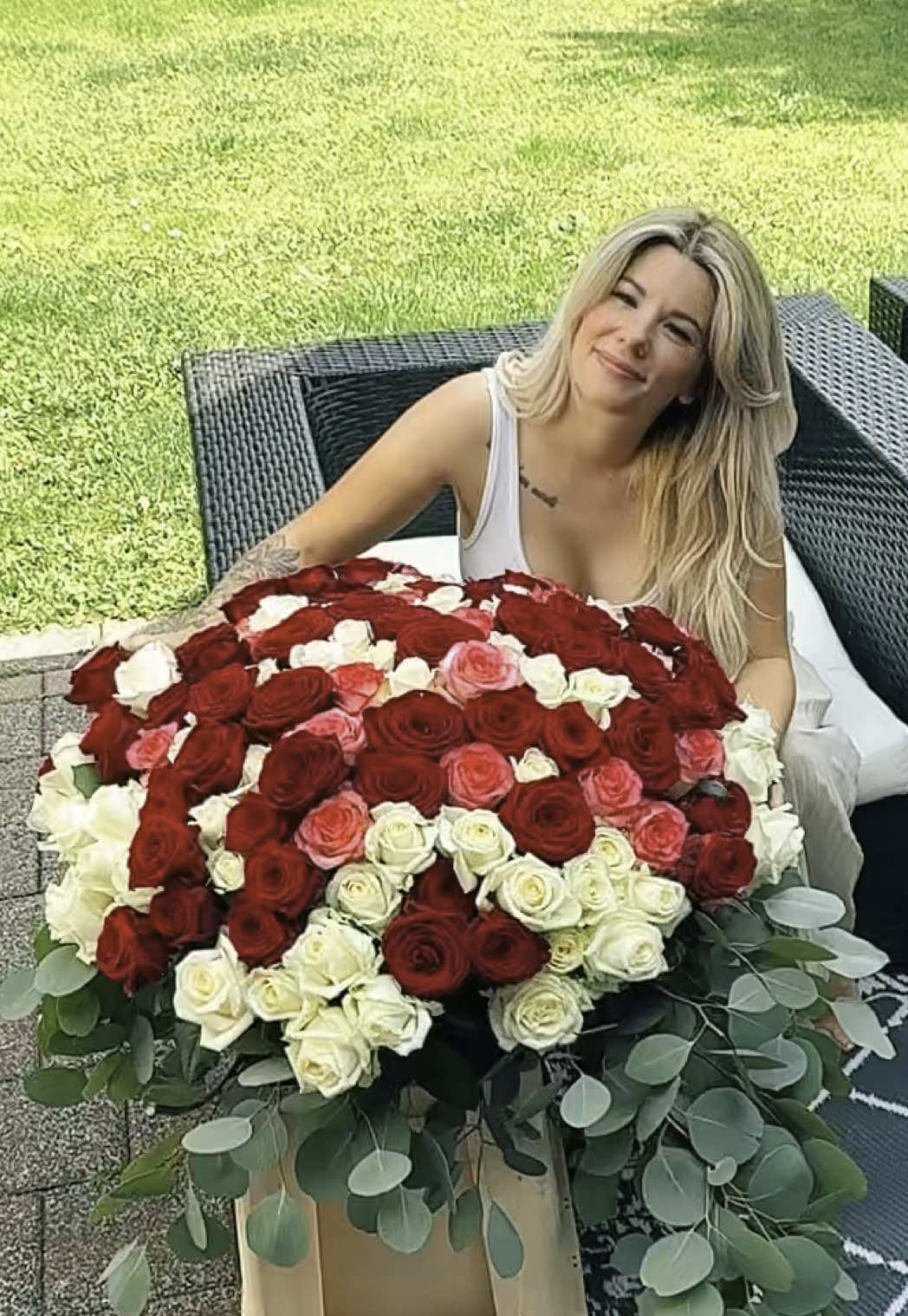 A post by @liiikeez on TikTok caption: KLEINE GESTE ♥️ 🌹  #viral #Love #trend  @S E L I N A 🌸 