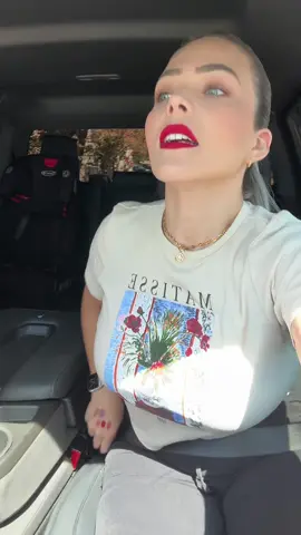 A post by @donareclamos on TikTok caption: Manejando la troka de uriel 
