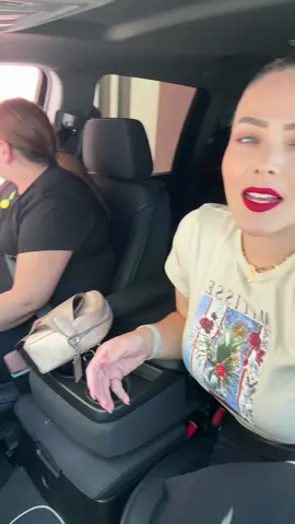 A post by @donareclamos on TikTok caption: Labios 👄 rojos… manejando la camioneta de DON RECLAMOS 