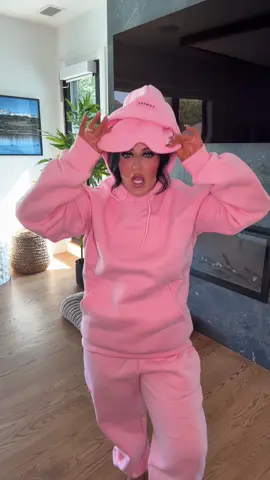 A post by @mikaylanogueira on TikTok caption: THIS IS THE COOLEST SWEAT SET LITETALLY EVER CREATED 😭😭😭🤯👌🏻 #airportfit #travelfit #travel #sweatset 