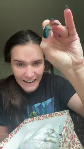 A post by @sarahsoda5 on TikTok caption: The goods are on the way, honey @Sadie 🐙 #clamslam #suedillon #TikTokLIVE   #늙음필터