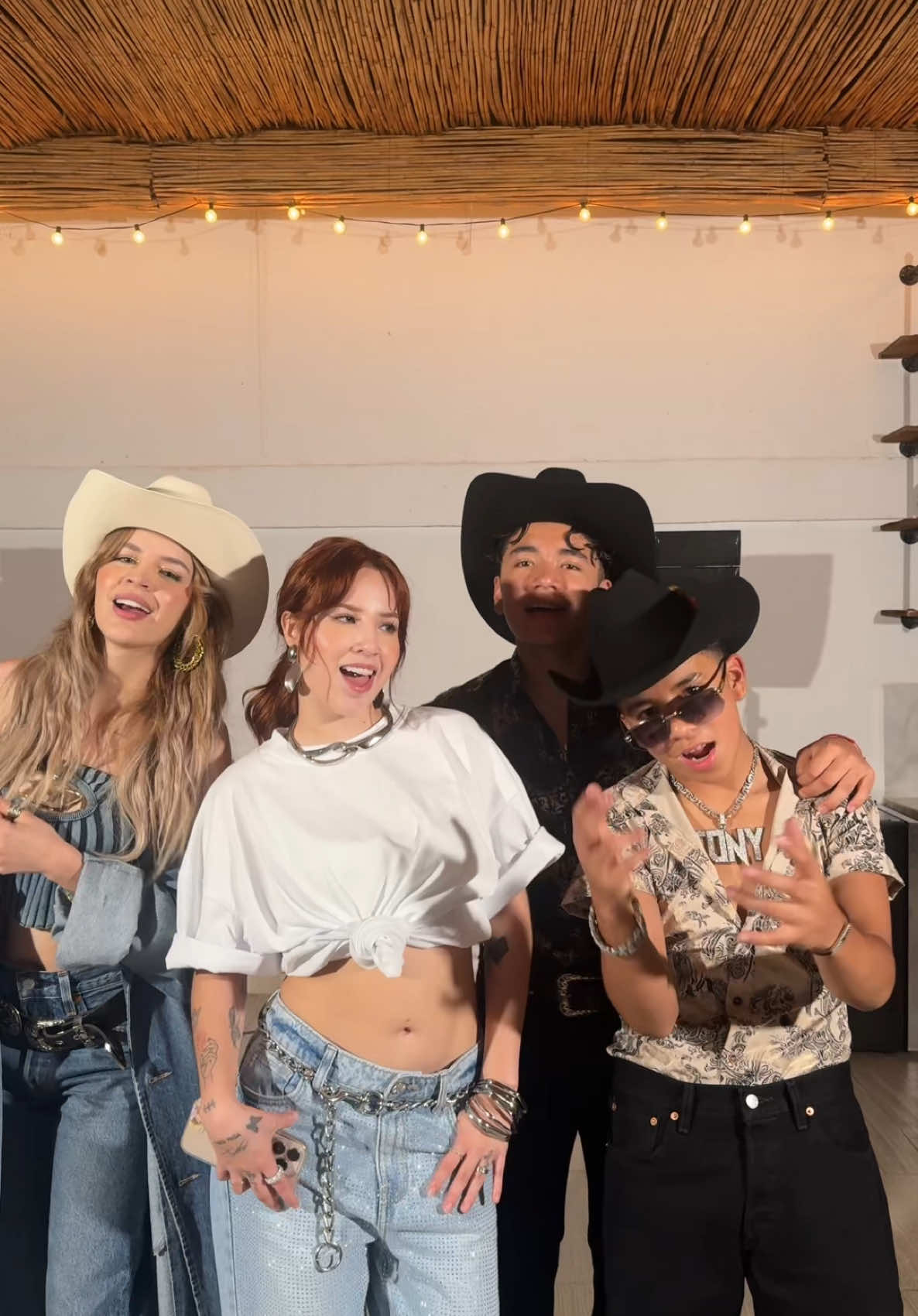 A post by @picusoficiaal on TikTok caption: En todos lados perfecta 🥰🤠 @Carol Castro @Fer😋 @LUIGI  🐐 @tony0ficiaal 