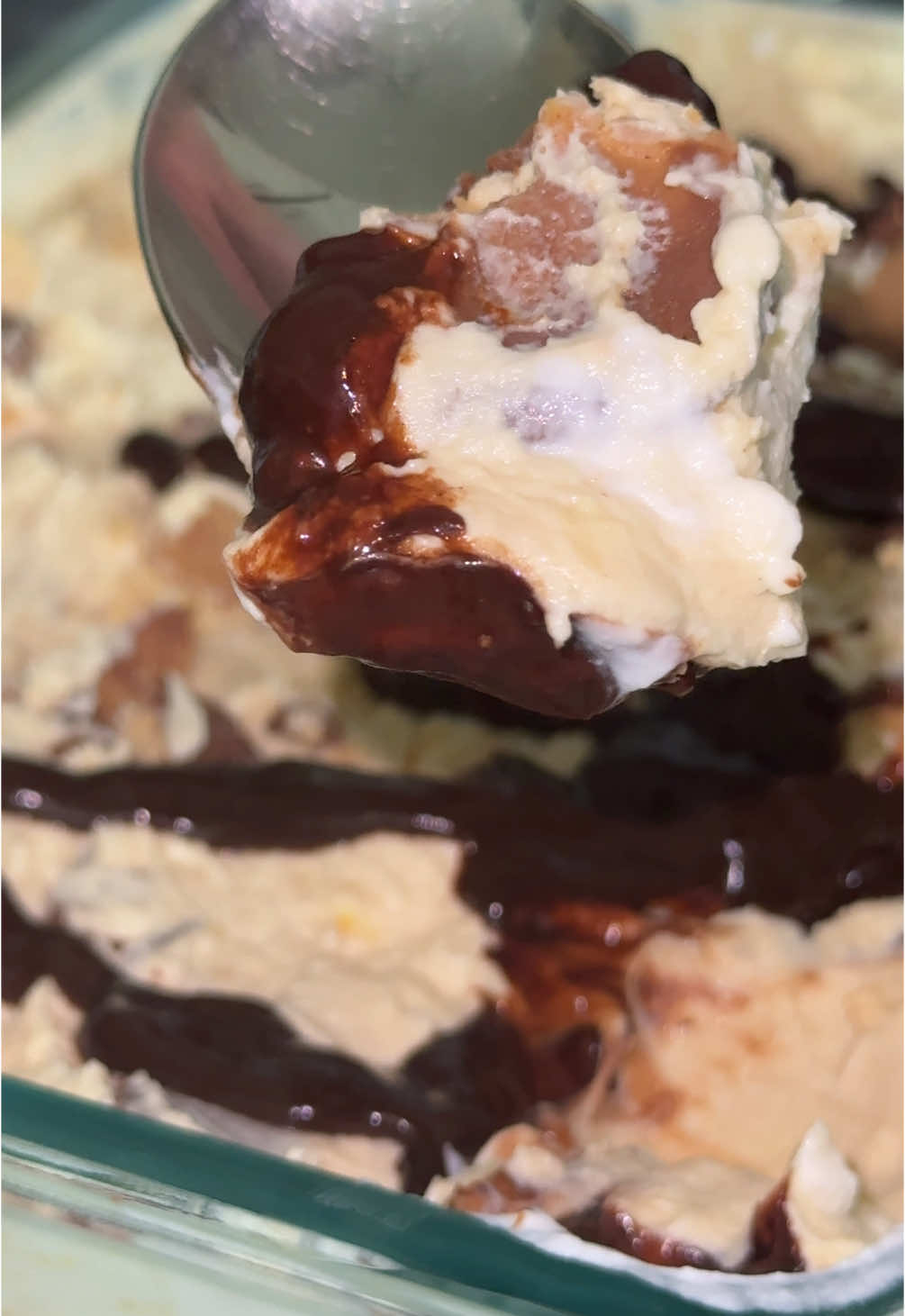 A post by @kushystephy on TikTok caption: PB Chocolate protein fluff  140 calories 16g protein  #highproteindessert #lowcalorie #proteindessert #caloriedeficit #greekyogurt 