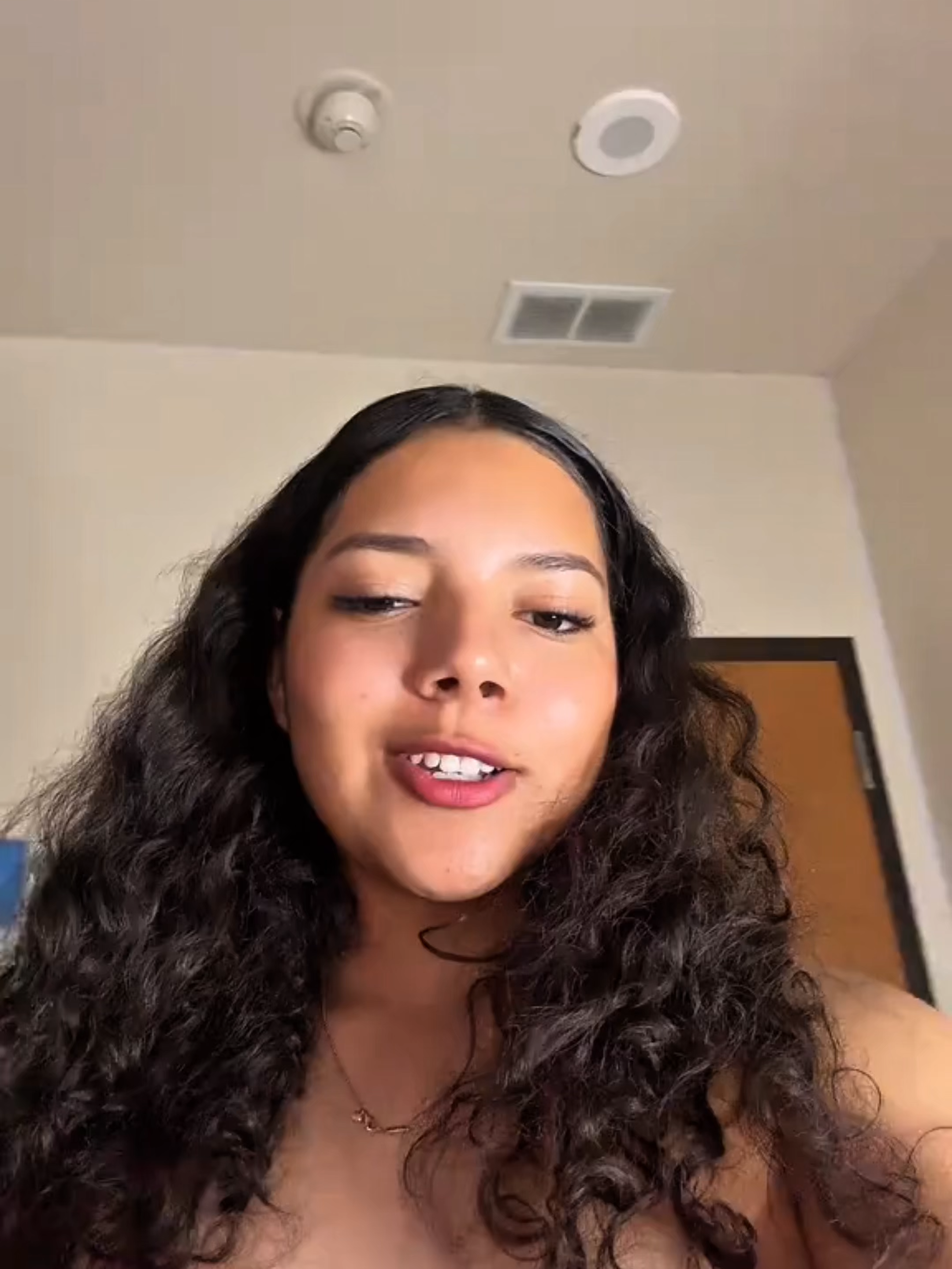 A post by @ on TikTok caption: Una pequeña broma