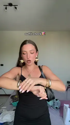 A post by @martinadutto on TikTok caption: Che ne pensateee? 🤭 #outfit #outfitcheck #outfitinspo #dateoutfit 