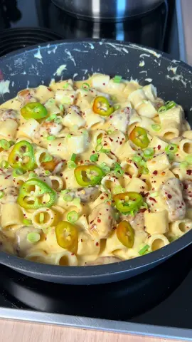 A post by @bbqdad1985 on TikTok caption: Hähnchen Nudel Pfanne mit Käsesoße#bbqdad#EasyRecipes#pasta