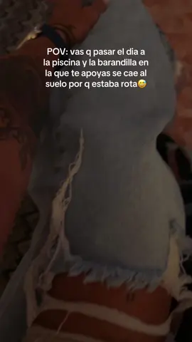 A post by @aynat_bm on TikTok caption: Me marcó 🤣 #huella #piscina #barandilla #caida #aynat_bm 