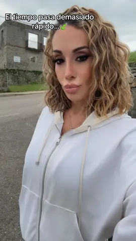 A post by @victorialombatv on TikTok caption: El tiempo vuela, y cuando te das cuenta ya es demasiado tarde para volver atrás..Feliz Vierness!! ☁️🦮👯🌳😎 #victoria #buenosdias #foryouu #eltiempovuela 